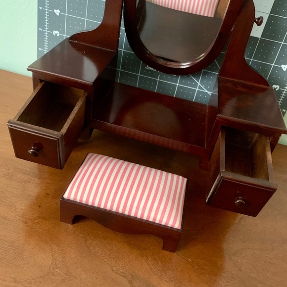 Muffy VanderBear Collection Boudoir Vanity with Bench & Mirror Item #4394 - Picture 5 of 9